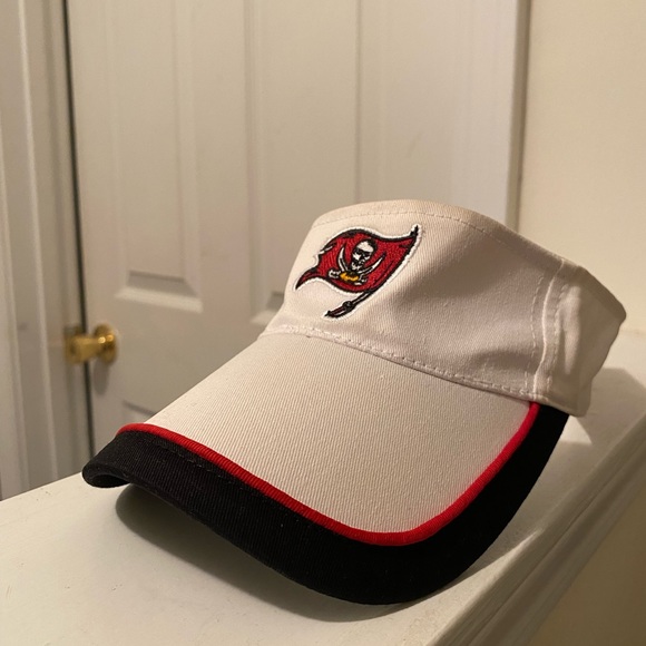 Tampa Bay Buccaneers Unisex White, Blue and Red Visor One Size Fits All - Picture 2 of 4